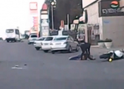 Страшное столкновение мотоцикла с «легковушкой» попало на видео в Ставрополе