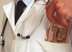 В Зеленокумске врач-терапевт районной больницы подозревается в получении взятки и служебном подлоге