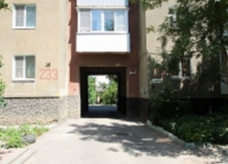 Водитель на ВАЗе протаранил припаркованную "Инфинити" и в испуге сбежал с места ДТП в Ставрополе