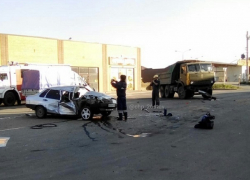 Легковушка «залетела» под КамАЗ в Михайловске — есть пострадавшие 