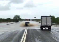Экстремальный проезд автомобилей по затопленной трассе «Кавказ» на Ставрополье попал на видео