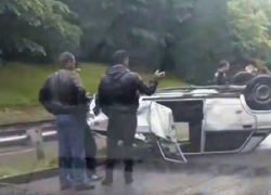 Подрезанная фурой "пятерка" перевернулась на трассе в Ставропольском крае и попала на видео