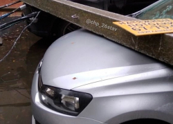 Столб ЛЭП упал на припаркованные автомобили в Ставрополе