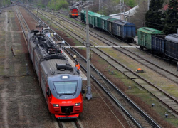 Из-за остановки движения по Крымскому мосту в пути задерживаются два поезда через Кисловодск