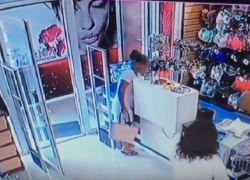 Дерзкая девушка украла два смартфона и обчистила кассу магазина в Пятигорске под прицелом видеокамер