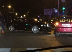 В Ставрополе "Пчелка" столкнулась с "Бентли"