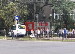 В центре Ставрополя маршрутка врезалась в дерево. Восемь человек пострадали