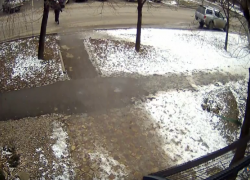 Наезд припаркованного автомобиля на женщину зафиксировала камера видеонаблюдения в Ессентуках