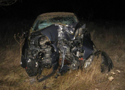 Автомобиль на высокой скорости врезался в дерево на Ставрополье