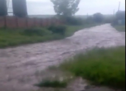 Бурная река вместо дороги в районе Георгиевска испугала жителей Ставрополья и попала на видео