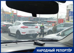 Дети-попрошайки на перекрестке Доваторцев и 45-й Параллели в Ставрополе раздражают водителей