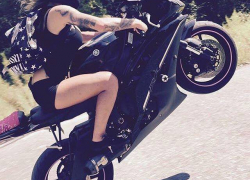 Мотоциклистка столкнулась с двумя легковушками в Ставрополе