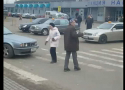  Агрессивный пенсионер нападает на людей на улицах Ставрополя