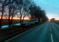 Три человека погибли в столкновении «ВАЗ» с микроавтобусом на Ставрополье
