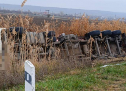 На дороге в Георгиевском округе ограничили движение из-за падения машины и разлива нефтепродуктов