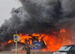 Пожар на 200 квадратных метров уничтожил строительный магазин в Ставрополе: видео