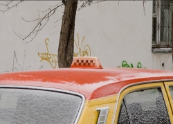 Пассажир такси попытался выкинуть из окна пакет с наркотиками