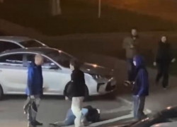 Пинал ногой по лежащему: вечерняя потасовка на юге Ставрополя попала на видео