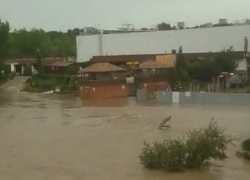 В Невинномысске Кубань вышла из берегов и затопила парковку
