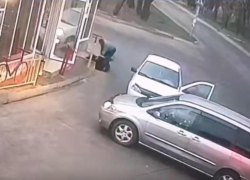 На Ставрополье хозяин магазина избил девушку за неправильную парковку