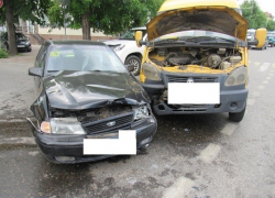 Женщину увезли в больницу после ДТП «Нексии» и «Газели» в Ессентуках 