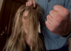 Житель Кисловодска сломал челюсть незнакомой женщине, после чего изнасиловал её