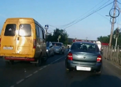 Наглый маршрутчик создал пробку после обгона машин по "встречке" в Ставрополе и попал на видео