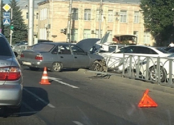 Потерявшая управление "Дэу-Нексия" смяла ограждение и врезалась в "Ауди" возле "Перекрестка" в Ставрополе