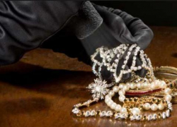 Грабитель силой забрал у хозяйки ювелирные украшения