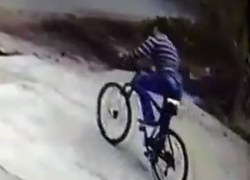 Коварное похищение велосипеда хитрым брюнетом в Пятигорске попало на видео 