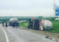  Водитель перевернул цистерну с газом, чтобы спасти пошедшую на обгон "легковушку" под Ставрополем, - очевидцы