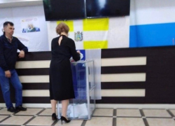 В поселке Иноземцево зафиксировали вброс бюллетеней в урну для голосования