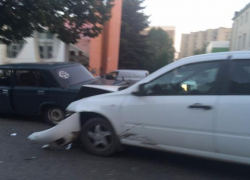 Автомобиль слетел с дороги и снес забор в Ставрополе