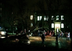 Движение по улице Морозова перекрыто: огромное дерево упало прямо на проезжую часть