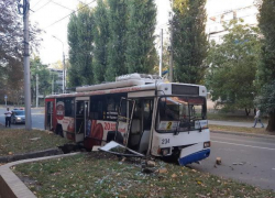 В Ставрополе троллейбус снес кирпичный парапет