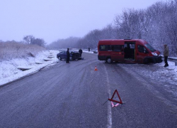 На Ставрополье столкнулись рейсовая маршрутка и "Тойота": семеро пострадавших
