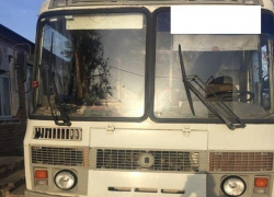 Покатившийся ПАЗик сбил водителя на грунтовой дороге в Ставропольском крае 