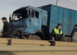 Фура с прицепом столкнулась с грузовиком и попала на видео в Ставрополе