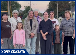 Дети идут в грязи и мокрые, а автобусы не ездят: жители хутора на Ставрополье просят отремонтировать дорогу