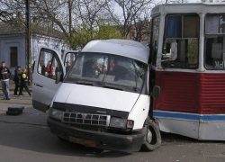 В Пятигорске «газель» столкнулась с трамваем