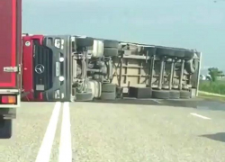 Огромная фура из Азербайджана перевернулась на трассе Минеральные воды - Ставрополь и попала на видео