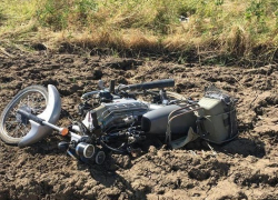 Превысивший скорость мотоциклист без прав и шлема перевернулся и погиб на Ставрополье