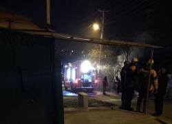 Двоих человек увезла «скорая» после страшного пожара в Ставрополе, - очевидцы