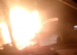 Двух человек из горящей машины вытащили случайные свидетели в Пятигорске