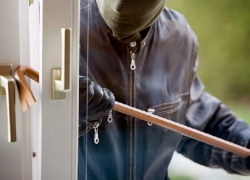 Вор-рецидивист украл у женщины два кошелька и ювелирные украшения в Ставрополе