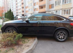 В Ставрополе автохам припарковался прямо на газоне