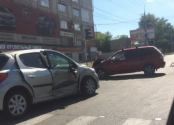Две иномарки сильно помяло в жестком столкновении на перекрестке Ставрополя