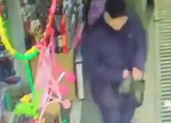 Мужчина украл женскую сумку с прилавка и попал на видео в Пятигорске