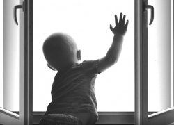 В Ставрополе полуторагодовалый ребенок выпал с пятого этажа