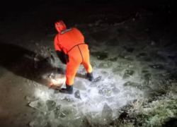  Вмерзшее в лед тело мужчины нашли спасатели на Ставрополье